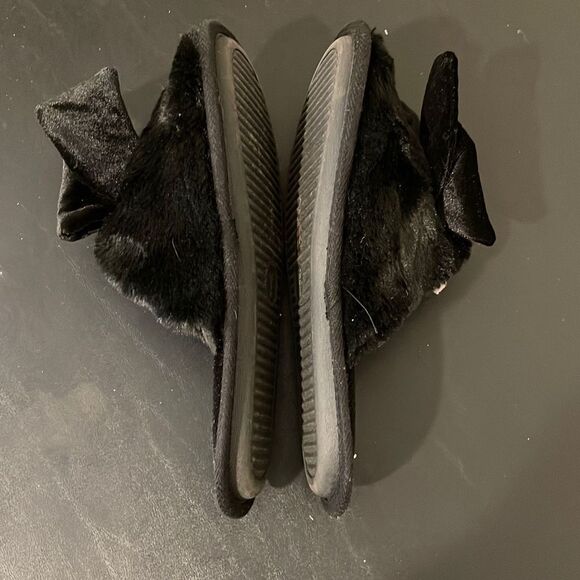 Victoria’s Secret Fuzzy Slip on Slippers. Size Medium. Black‎ W/bow - Picture 6 of 8